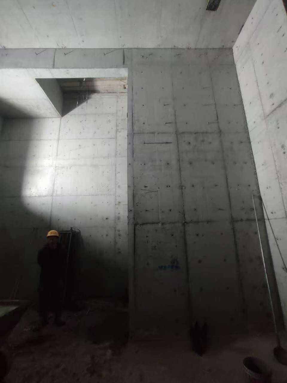 鹤峰墙上开槽钢筋断了有影响吗